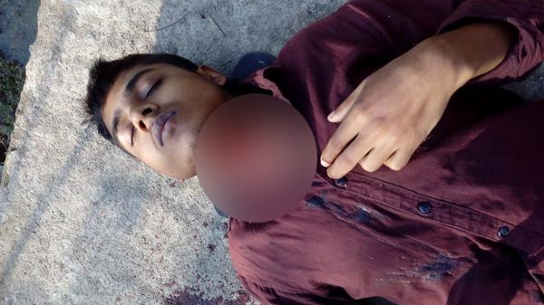 বরিশালে নিজের গলা ব্লেড দিয়ে