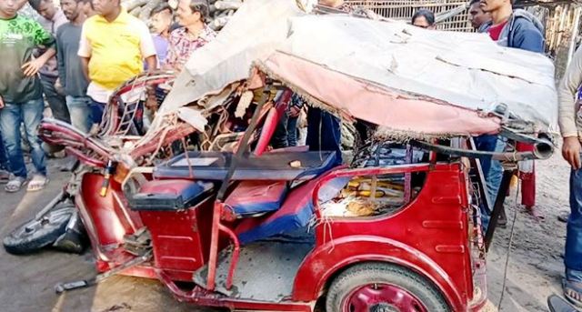 ট্রাক ও অটোরিকশার মুখোমুখি