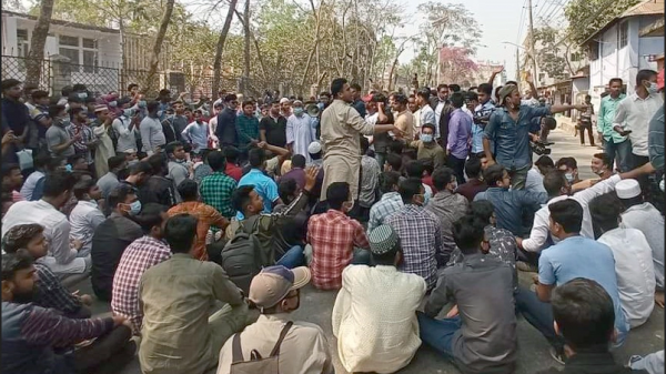 পরীক্ষার দাবিতে বিএম কলেজের শিক্ষার্থীদের সড়ক অব‌রোধ