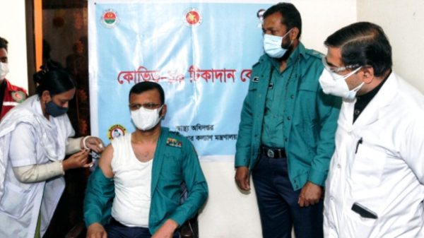 মনগড়া ও ভ্রান্ত ধারণায় বিভ্রান্ত না হয়ে সবাইকে করোনা টিকা নিতে হবে : পুলিশ কমিশনার