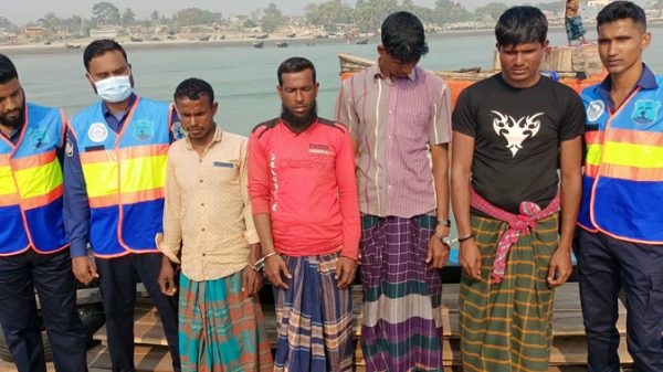 পটুয়াখালীতে ৪ কোটি ফাইস্যা রেণুসহ ৪ জেলে আটক