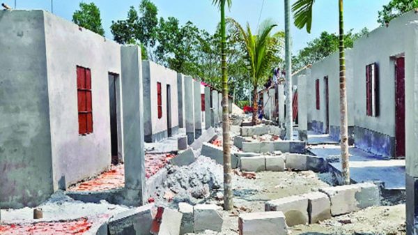 বরিশালে প্রধানমন্ত্রীর উপহারের ঘরের পিলার ভেঙে দিল দুর্বৃত্তরা