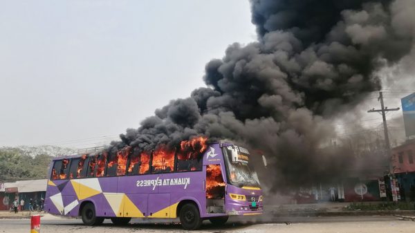ববির শিক্ষার্থীদের মারধরের প্রতিবাদে বাসে আগুন