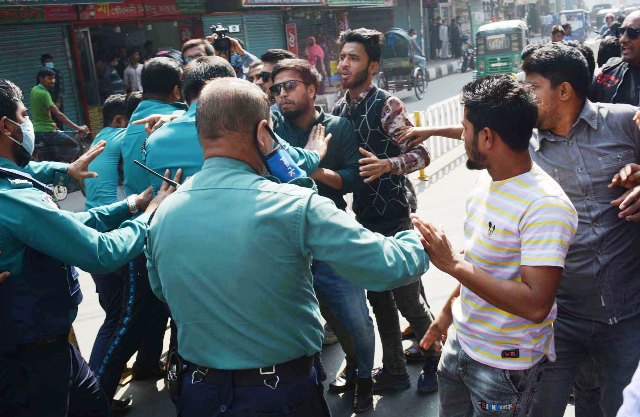 বরিশালে ছাত্রদলের বিক্ষোভ মিছিলে বাধা দেয়ায় পুলিশের সাথে ধস্তাধস্তি
