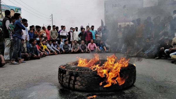 বরিশালে শিক্ষার্থী-শ্রমিকদের সড়ক অবরোধ, ২১ রুটে বাস চলাচল বন্ধ