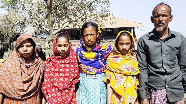 মেয়েদের কষ্ট দেখে মরে যেতে ইচ্ছে করে মায়ের