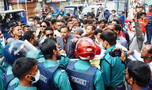 তারেক রহমানকে সাজা দেয়ায় বিক্ষোভে ফেটে পড়ছে বরিশাল