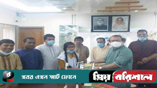 বঙ্গবন্ধুকে নিয়ে কবিতা লিখে ববি উপাচার্যের কাছ থেকে উপহার পেলেন স্কুলছাত্রী