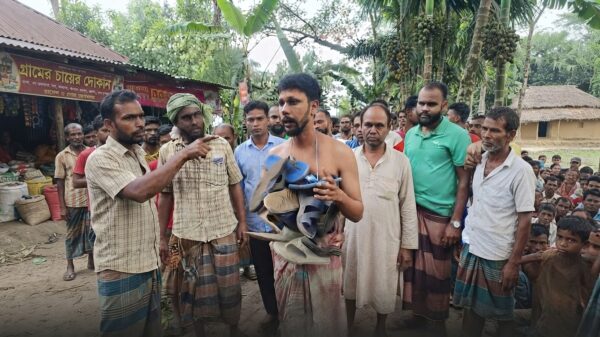বরিশালের মহানবীকে নিয়ে কটূক্তি করার যুবককে মারধর